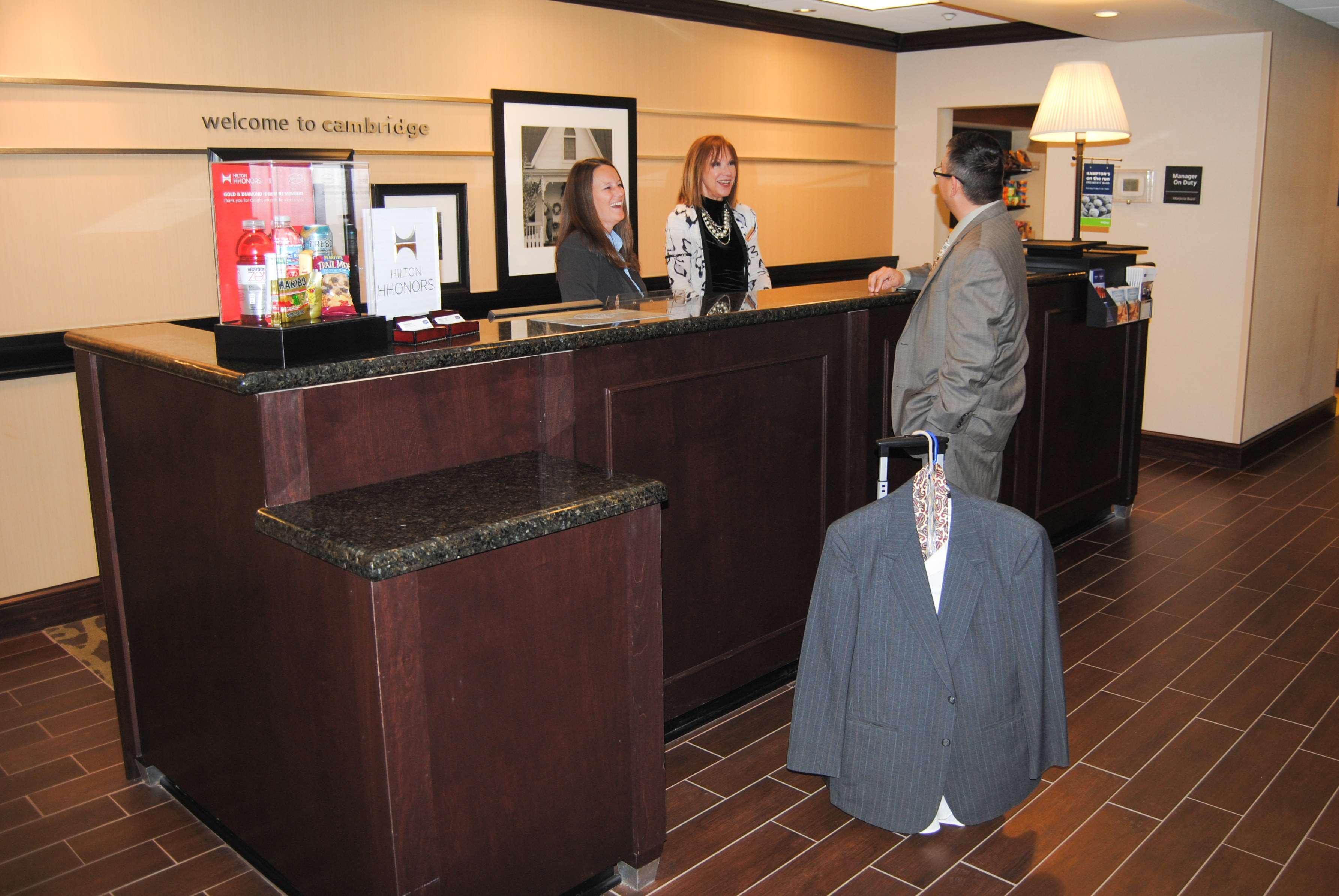 Hampton Inn Cambridge Exterior foto